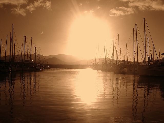 Market awareness: When bots perform best